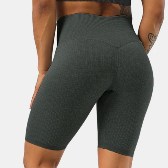 Halara Seamless Flow High Rise Plain 5.5'' Biker Short size Xsmall - Picture 2 of 5